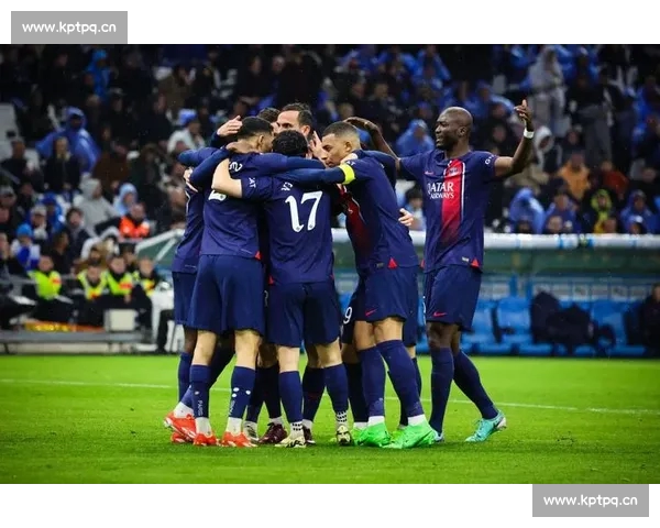 法甲新赛季激战正酣 巴黎圣日耳曼与马赛争锋相对引发球迷热议